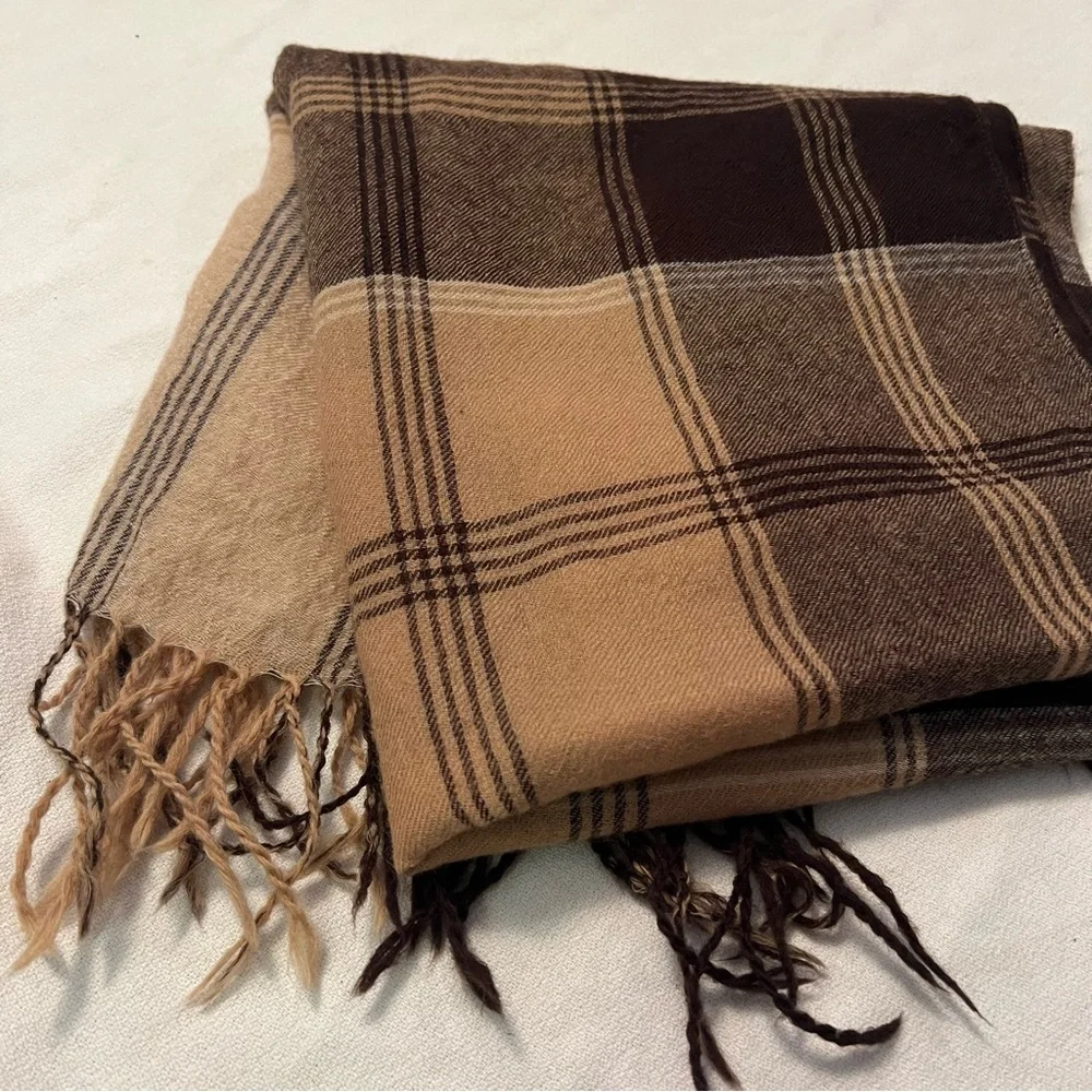 Liz Claiborne unisex 100% wool scarf.